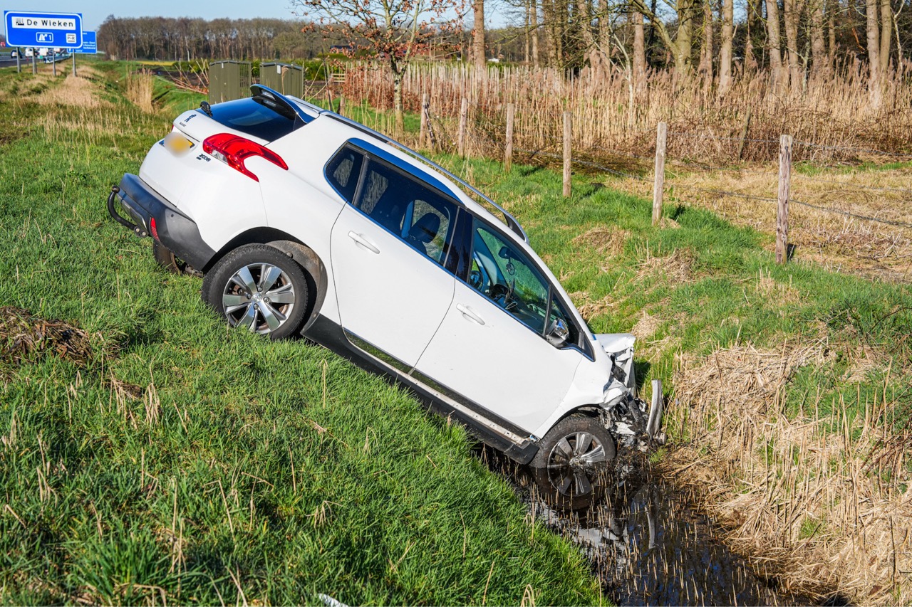Auto belandt in sloot na botsing