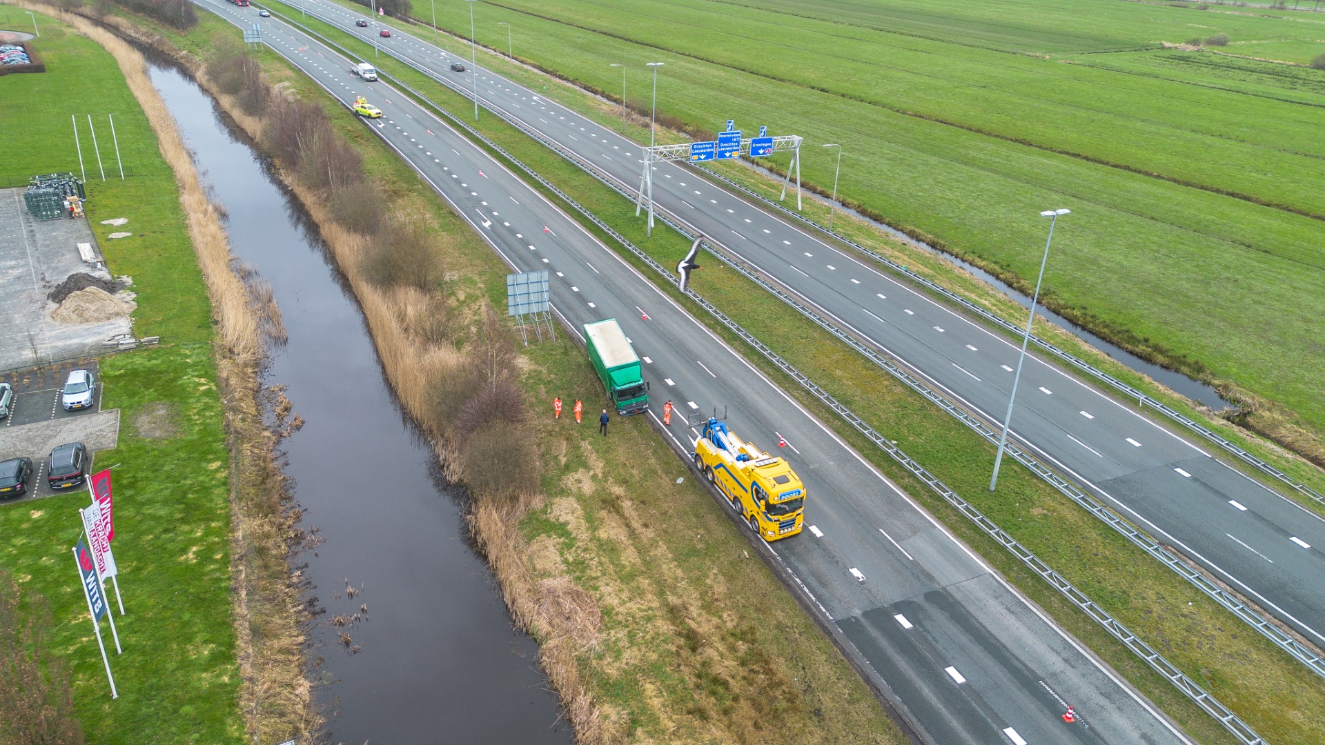 Vrachtwagen vast in berm, afrit tijdelijk afgesloten voor berging