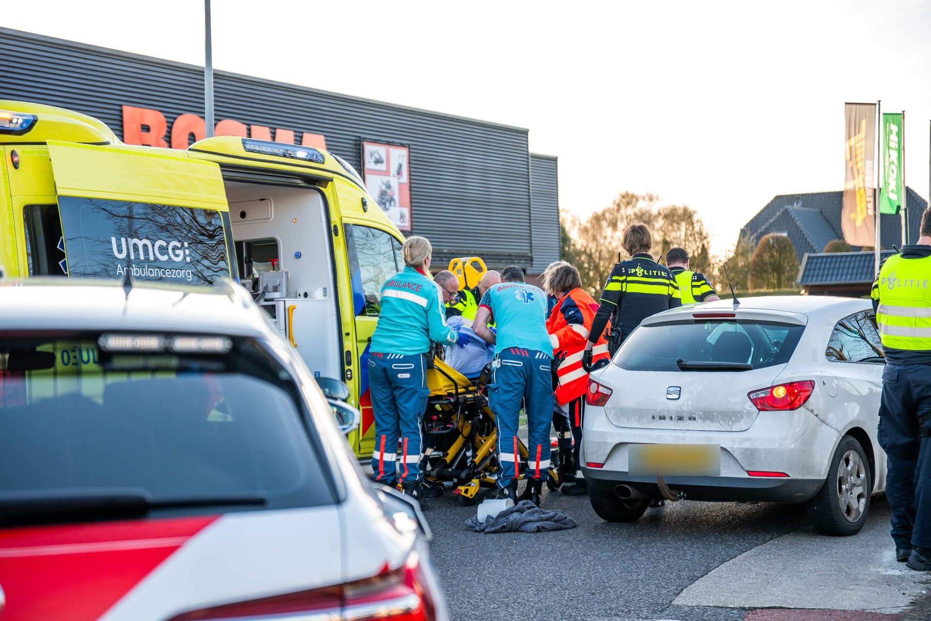 Fietser zwaargewond na aanrijding met auto op kruising