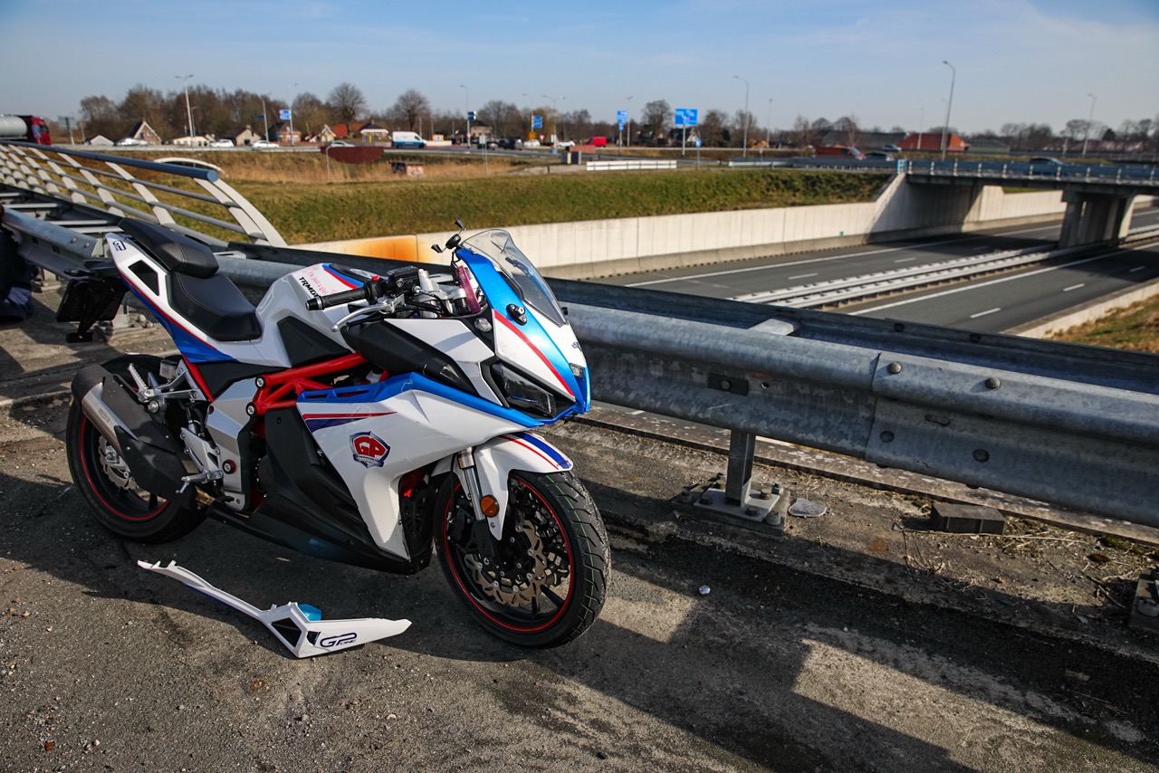 Motorrijder onderuit op afrit van snelweg