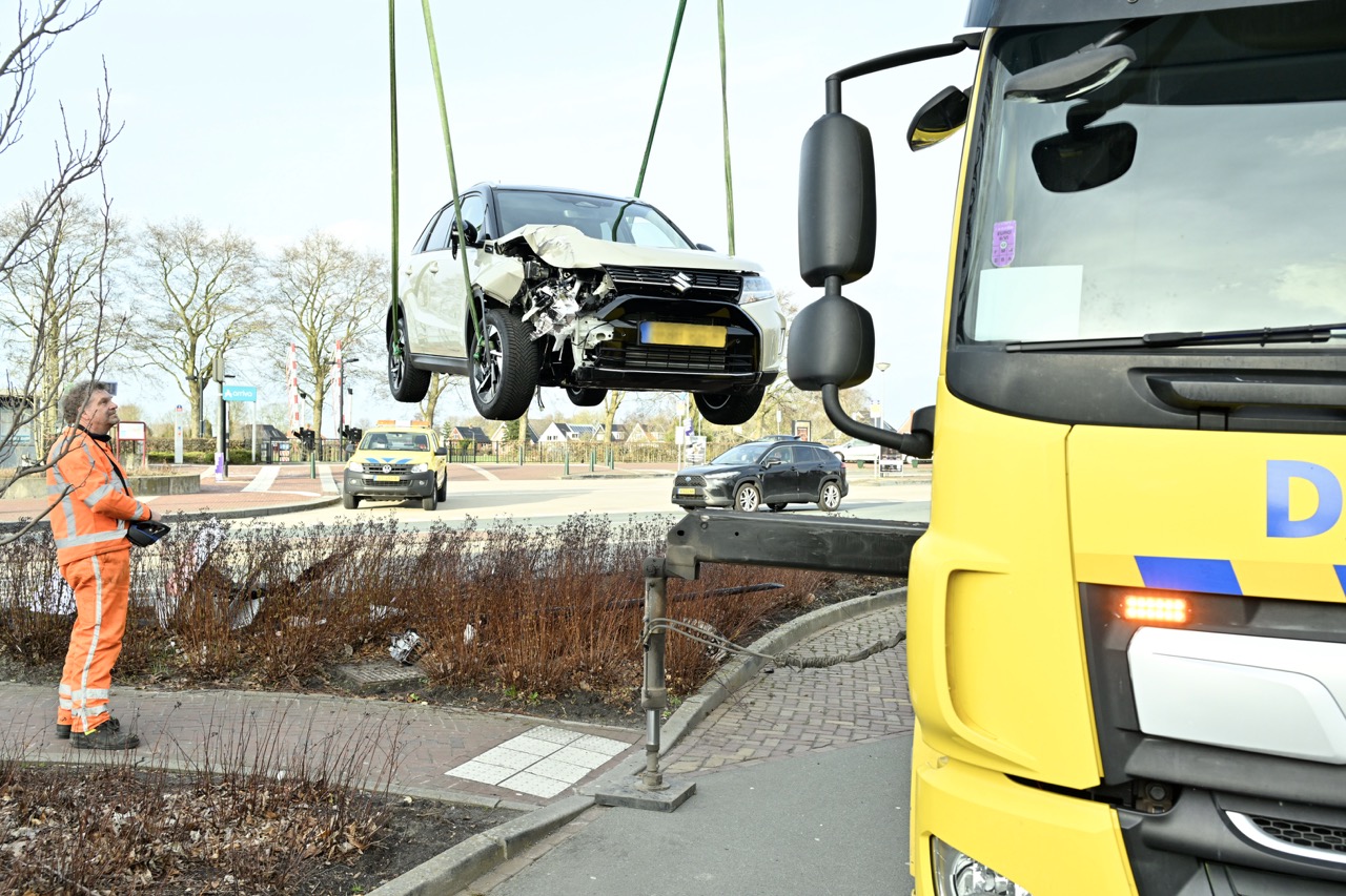 Splinternieuwe auto raakt van weg en botst op lantaarnpaal