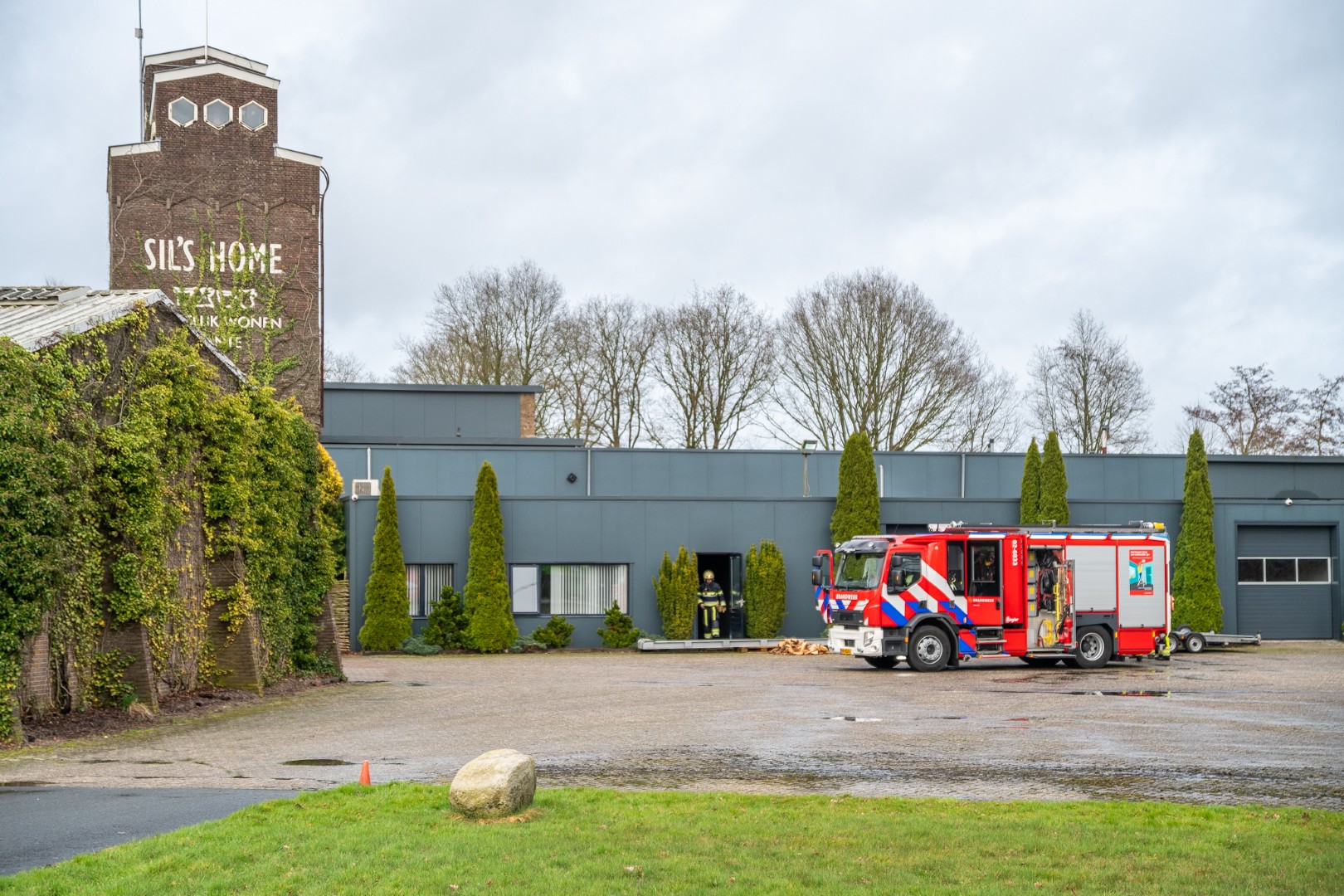 Doorgebrand stopcontact veroorzaakt rookontwikkeling in bedrijfspand