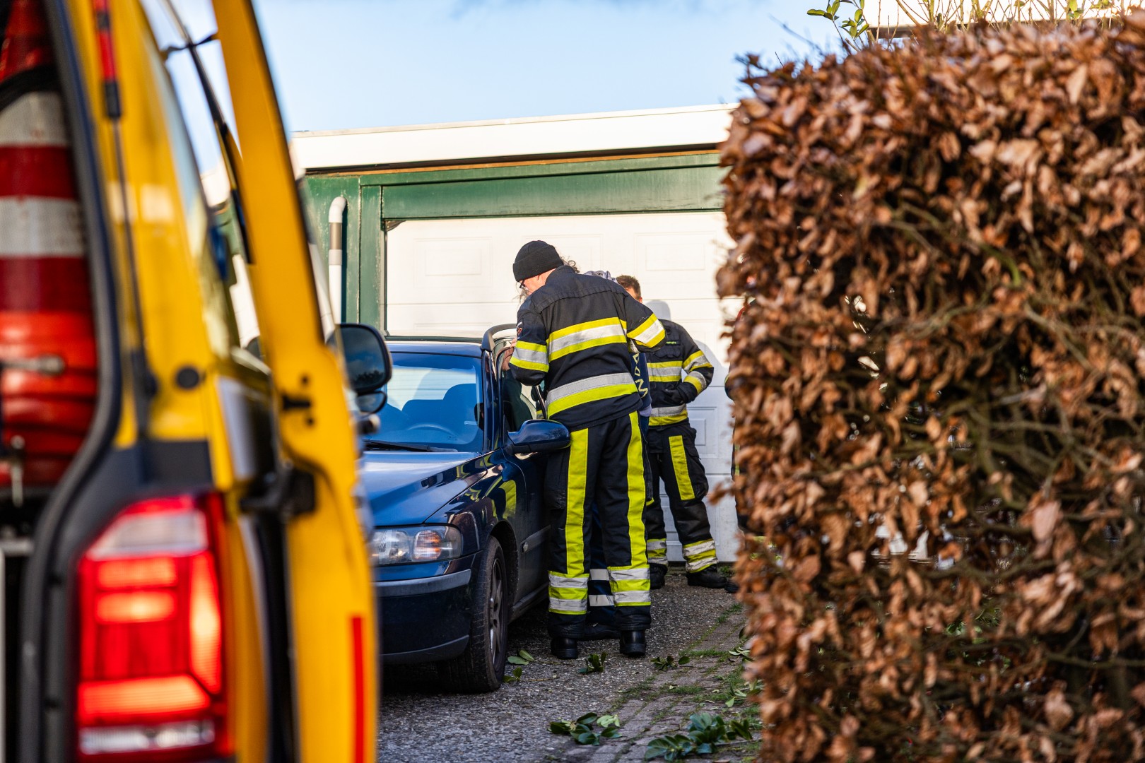 Brandweer bevrijdt kind dat met autosleutel opgesloten zat in auto