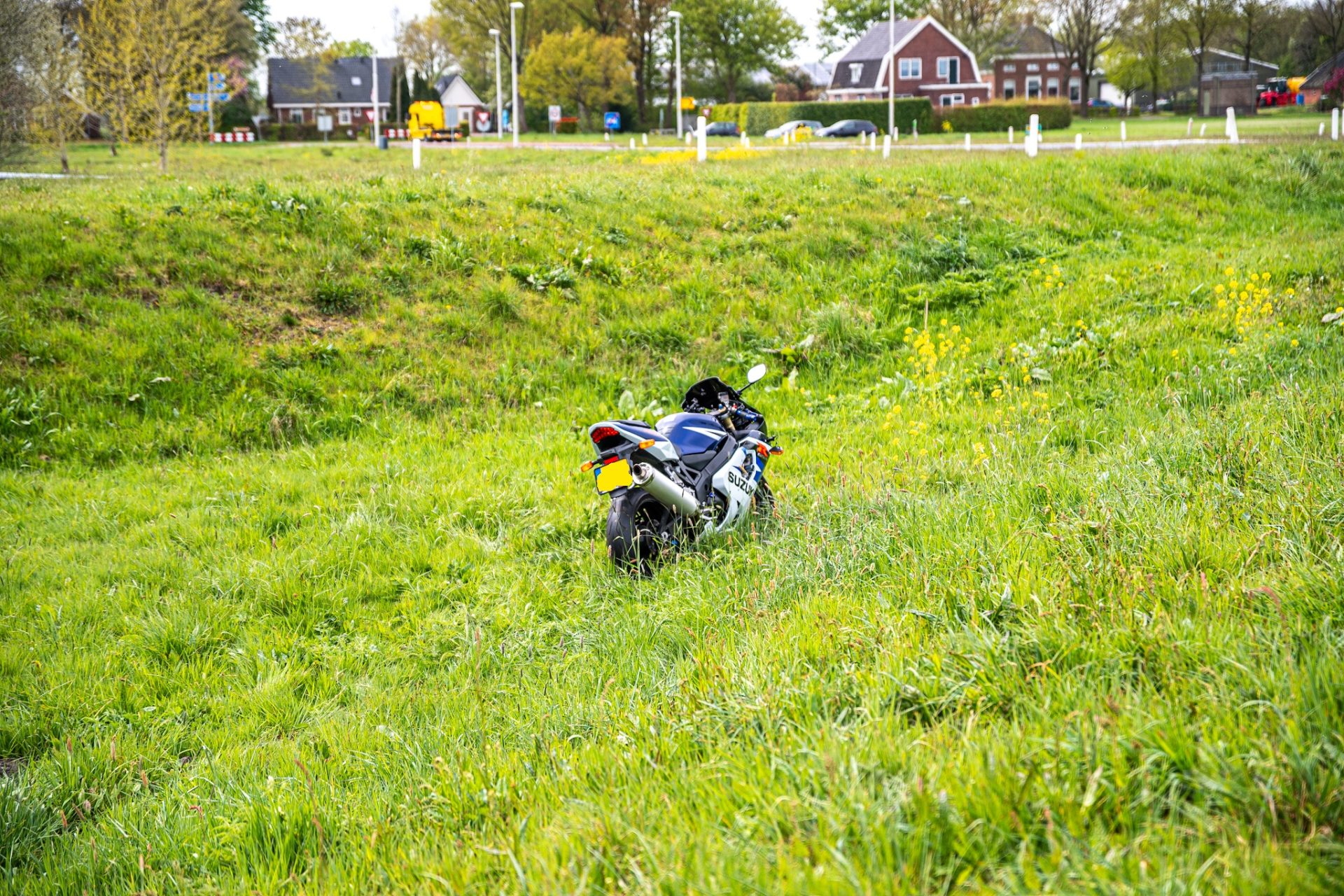 Motorrijder komt ten val langs de N33