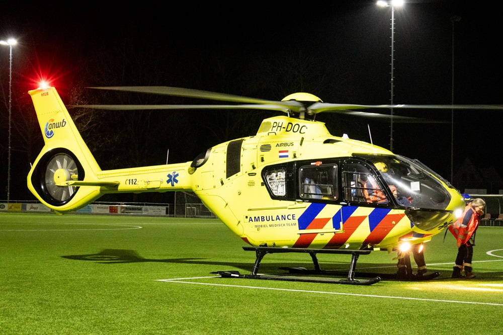 Traumahelikopter landt op voetbalveld vanwege noodsituatie