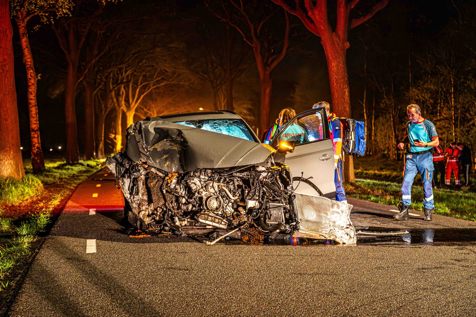 Automobilist zwaargewond na botsing tegen boom
