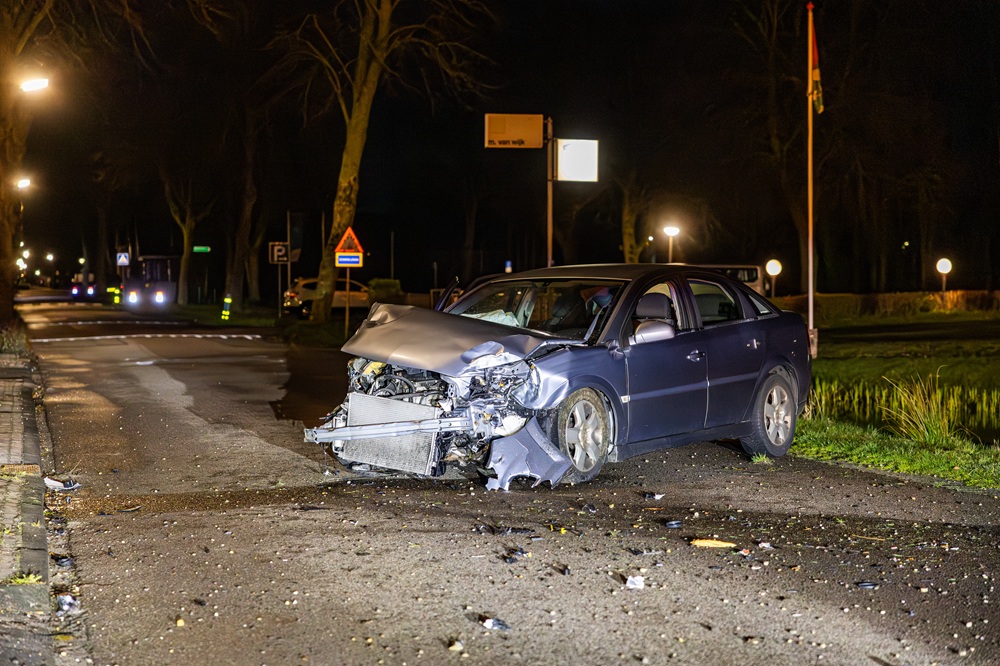 Auto zwaar beschadigd na botsing tegen wegversmalling