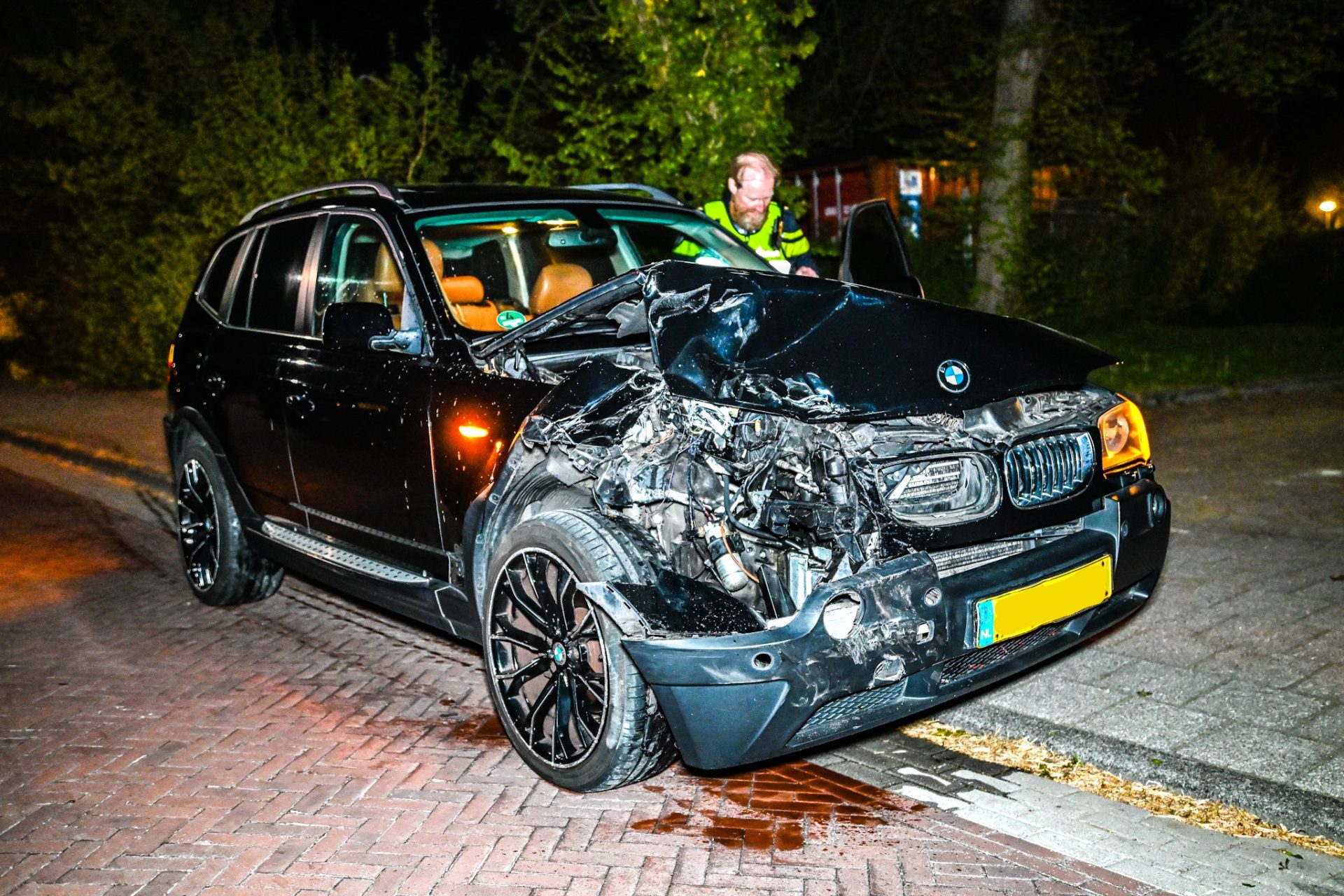 Automobilist aangehouden na botsing tegen geparkeerde auto