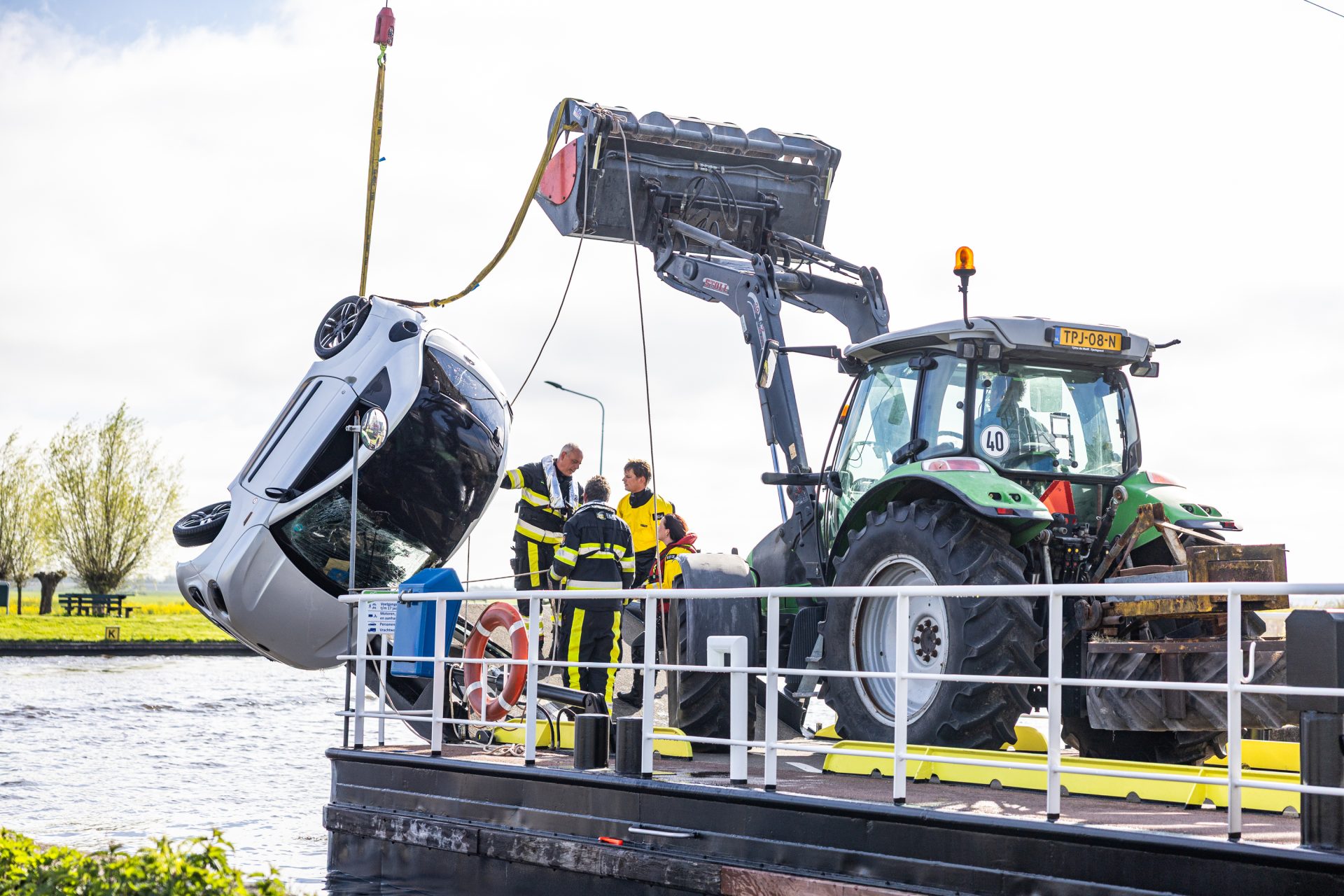 Vrouw (58) overleden nadat ze met brommobiel in water belandt bij pont