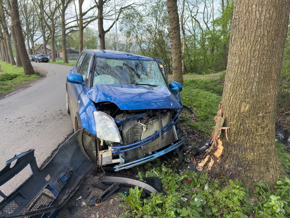 Auto botst tegen boom, bestuurder met spoed naar ziekenhuis
