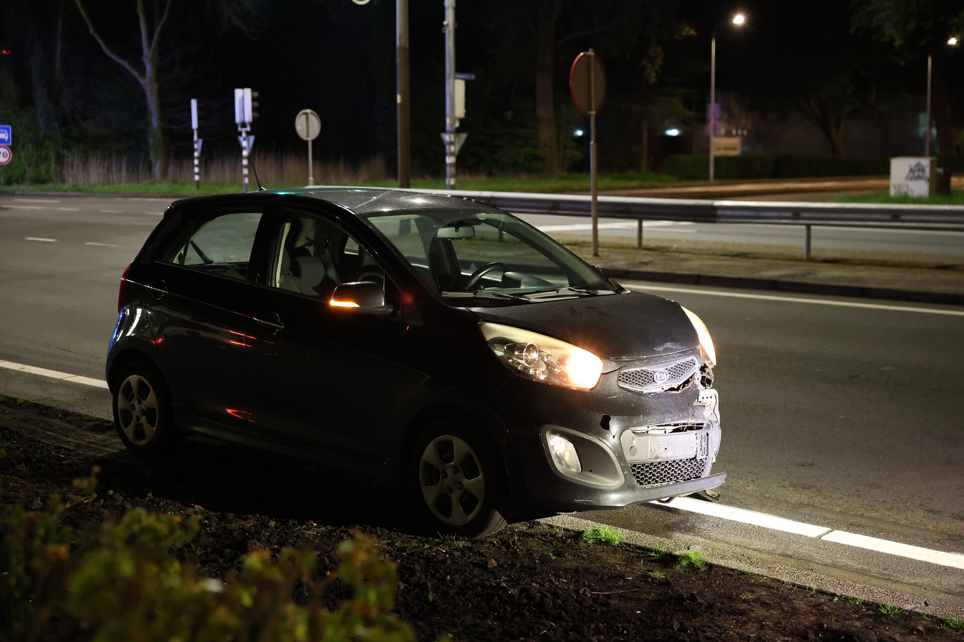 Persoon in ambulance behandeld na ongeval