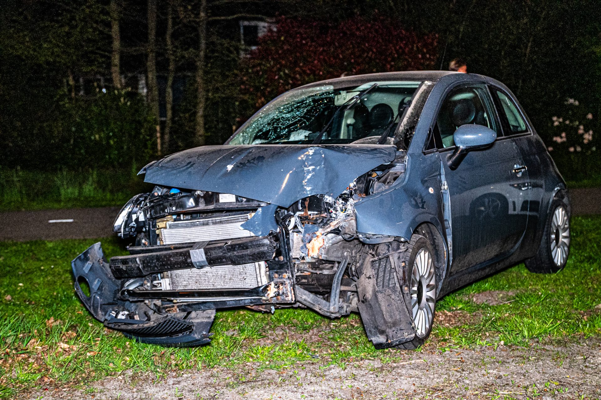 Automobiliste aangehouden na botsing tegen boom