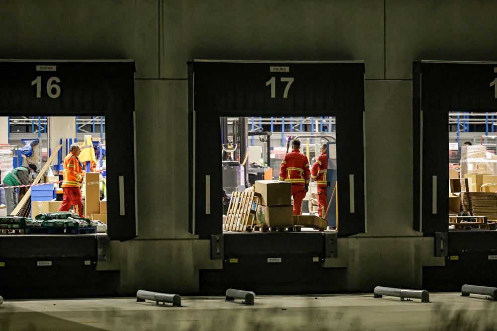 Pallettruck kantelt bij bedrijf