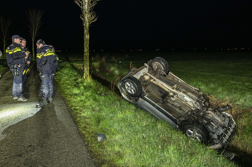 Auto slaat over de kop en crasht in sloot