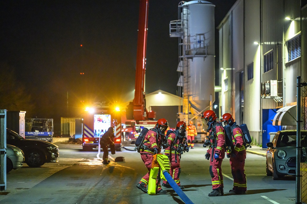 Transportband vliegt in brand bij bedrijf