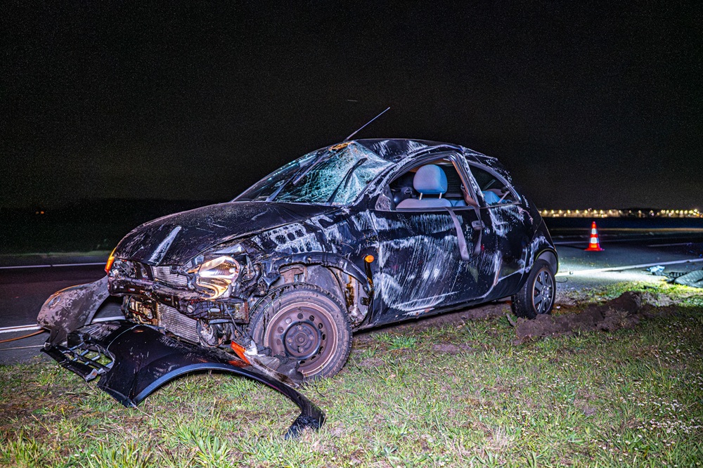 Auto crasht op snelweg, bestuurder gewond
