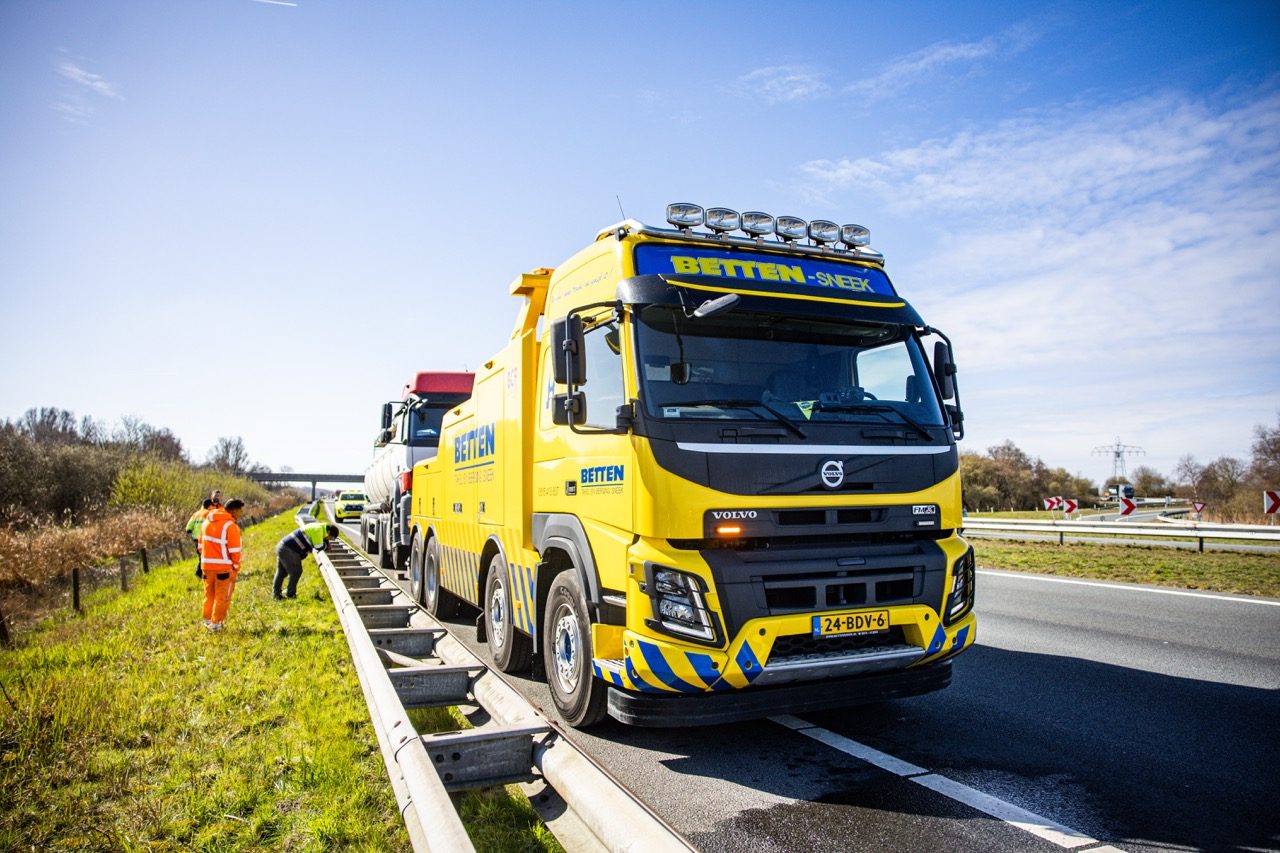 Verkeershinder door stilgevallen vrachtwagen