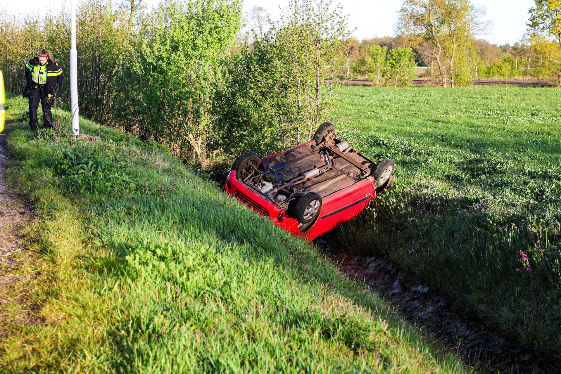 Auto raakt van de weg en belandt op z’n kop in sloot