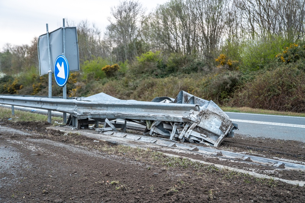 Grote ravage door ongeval met vrachtwagen en bestelbus