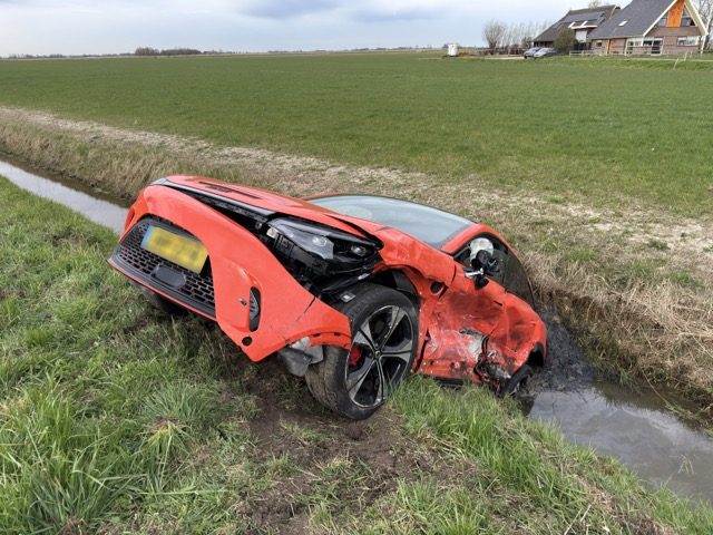 Auto belandt in sloot na botsing