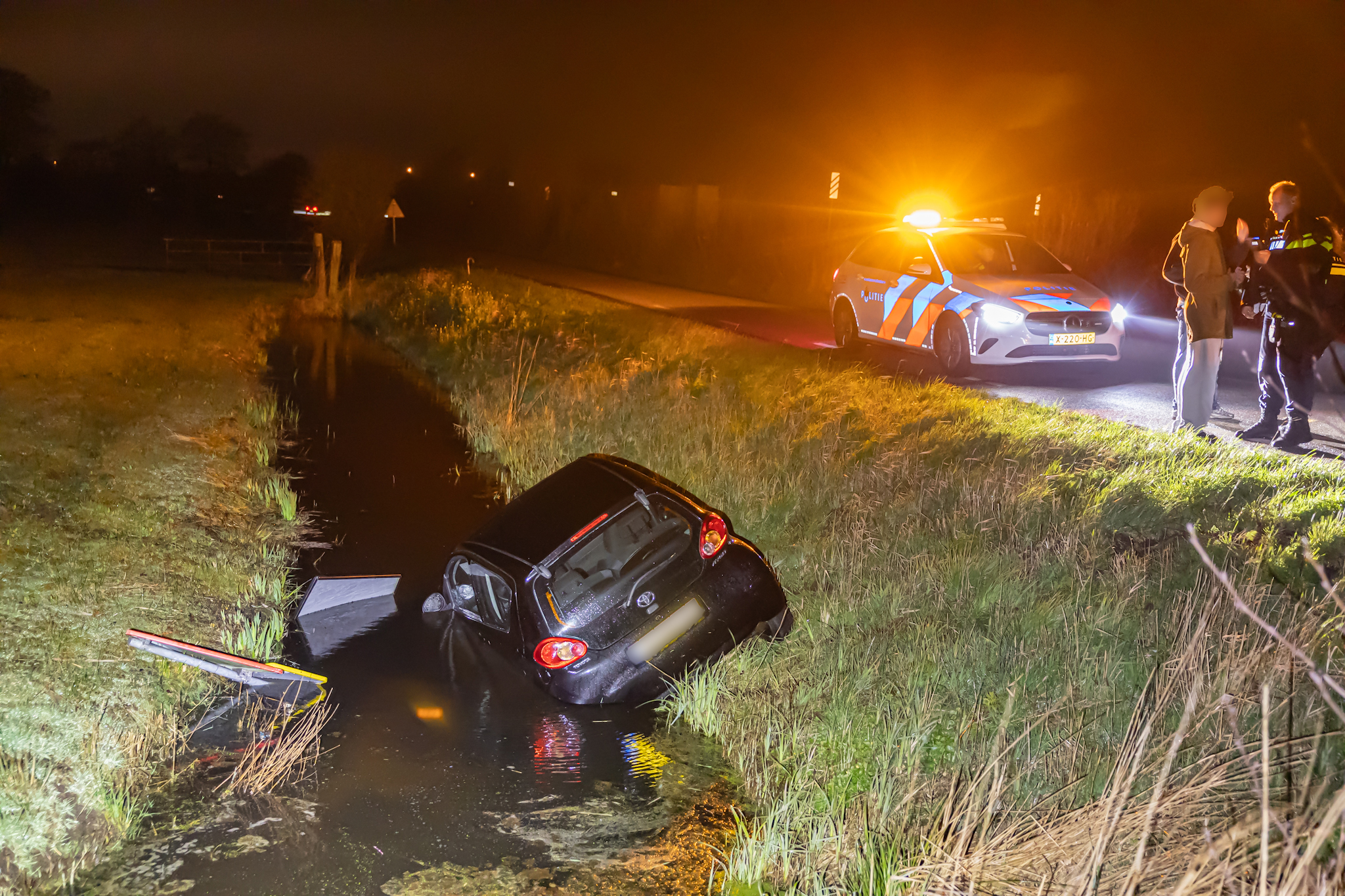 Auto met twee inzittenden van weg geraakt