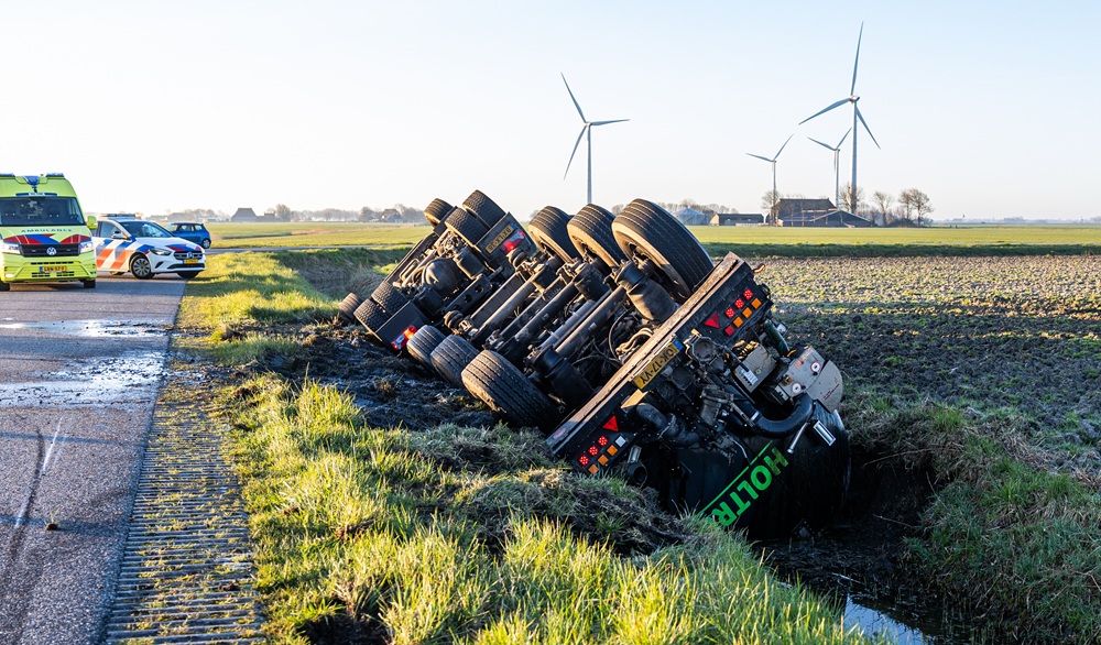 Vrachtwagen belandt op z’n kop in sloot