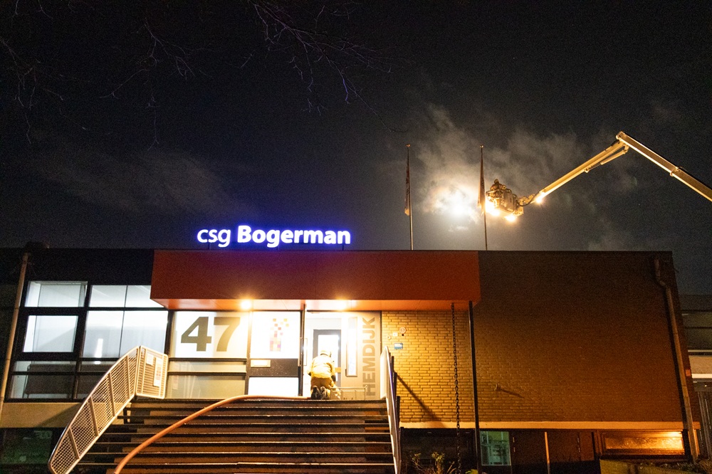 Brand op dak van school, politie zoekt verdachten