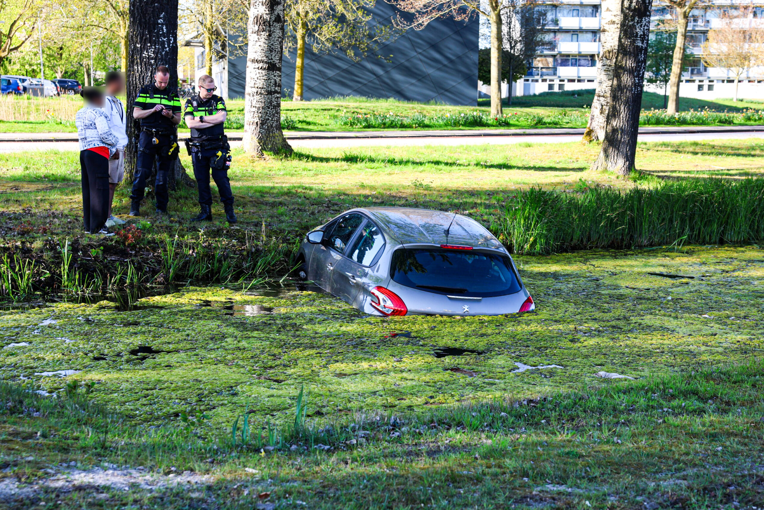 Auto belandt in sloot