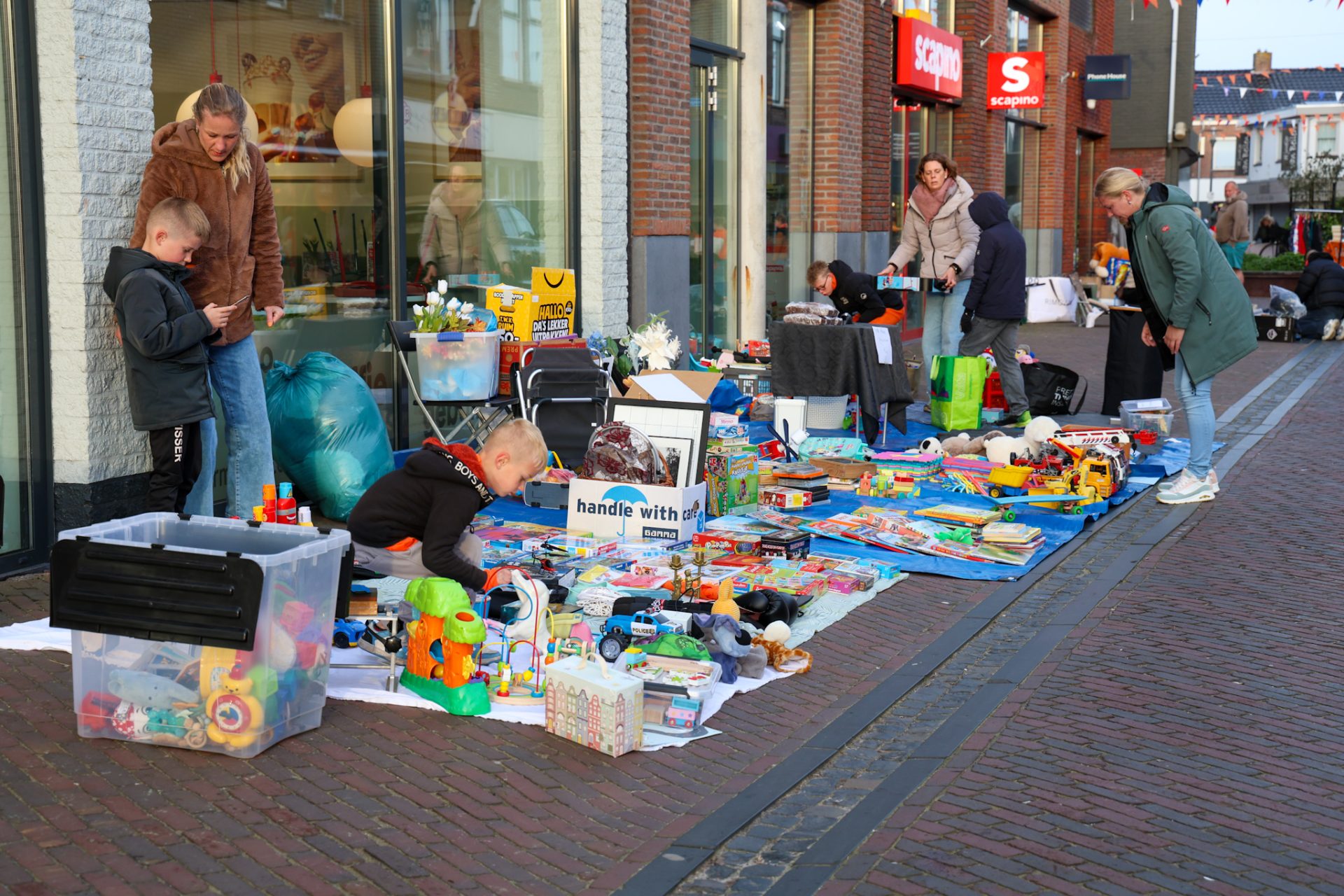 kleedjesmarkt in Beilen in volle gang