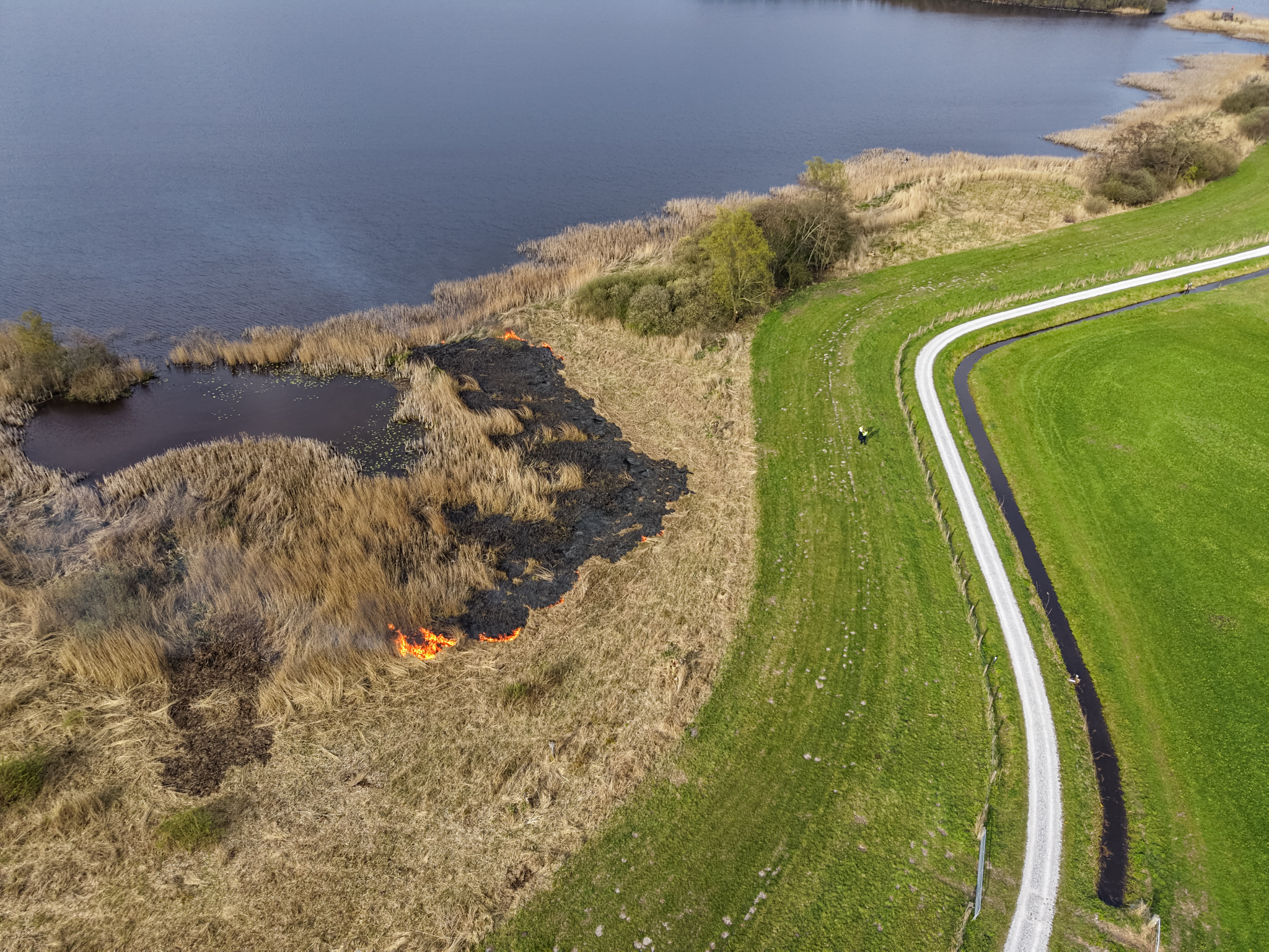 Brandweer blust natuurbrand