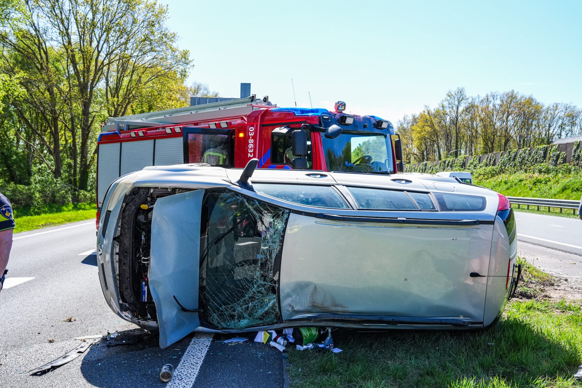 Auto op zijn kant na botsing met vrachtwagen