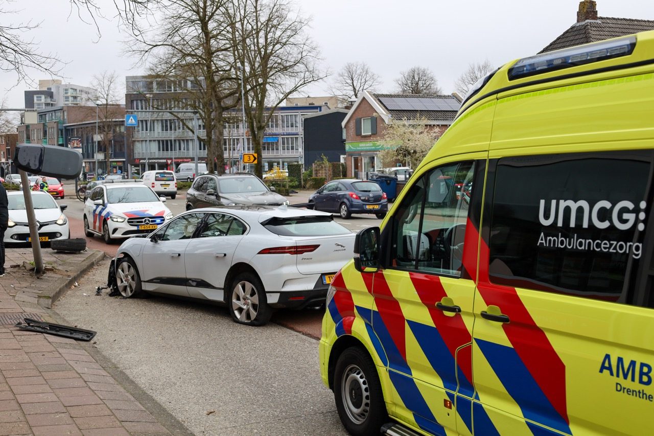 Eenzijdig ongeval eindigt met fors beschadigd voertuig