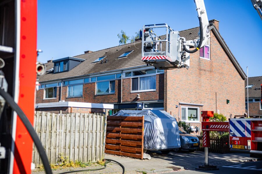 Dakbrand bij woning ontstaan door peuken in dakgoot