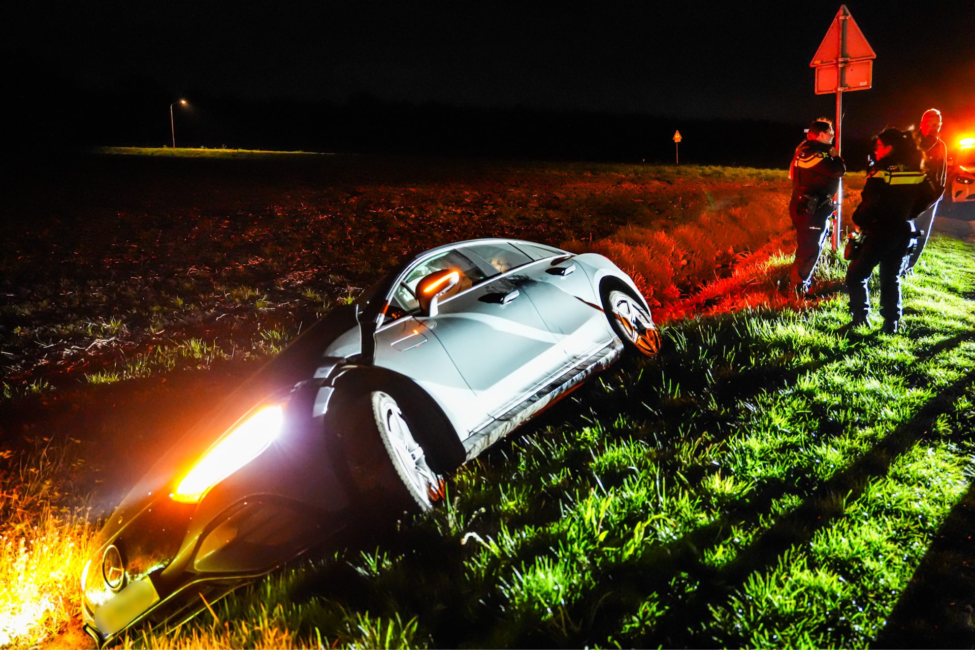 Auto in sloot aangetroffen, bestuurder weigert de deur open te doen