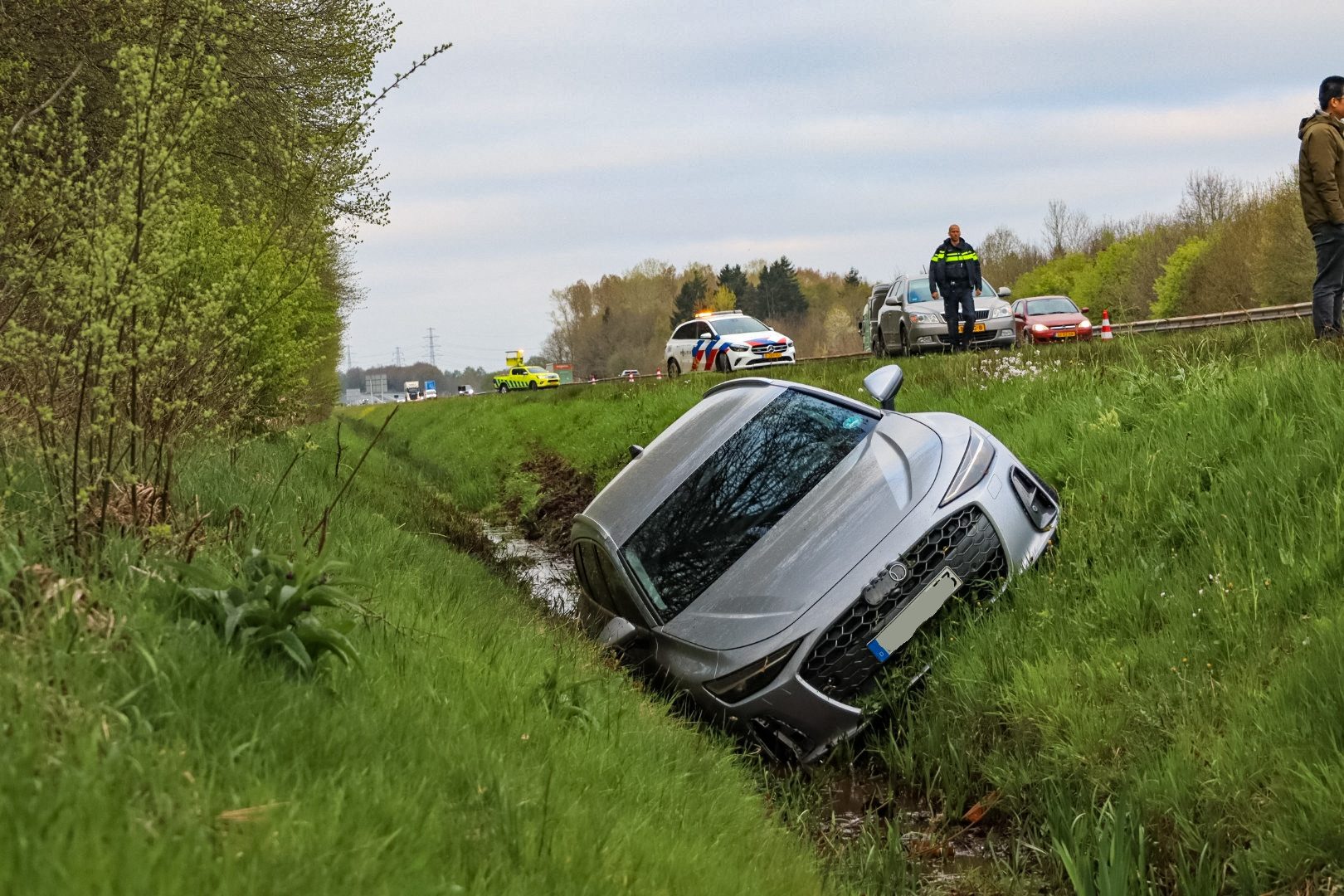 Auto belandt in sloot langs de snelweg