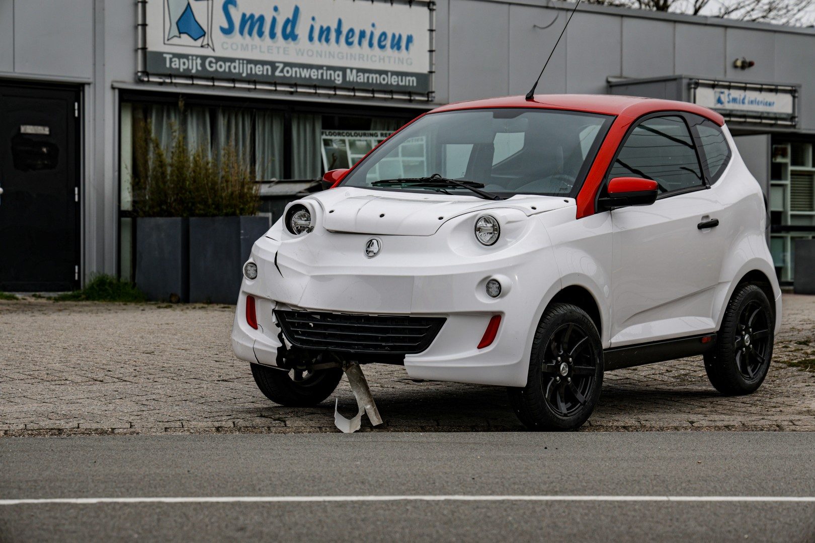 Twee voertuigen botsen, één persoon nagekeken door ambulancepersoneel