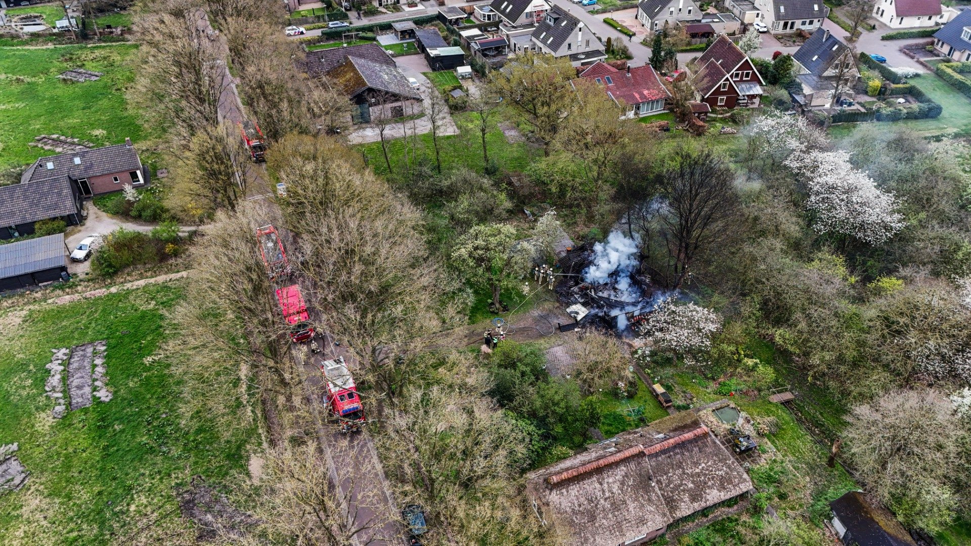 Brandweer rukt groots uit voor uitslaande schuurbrand