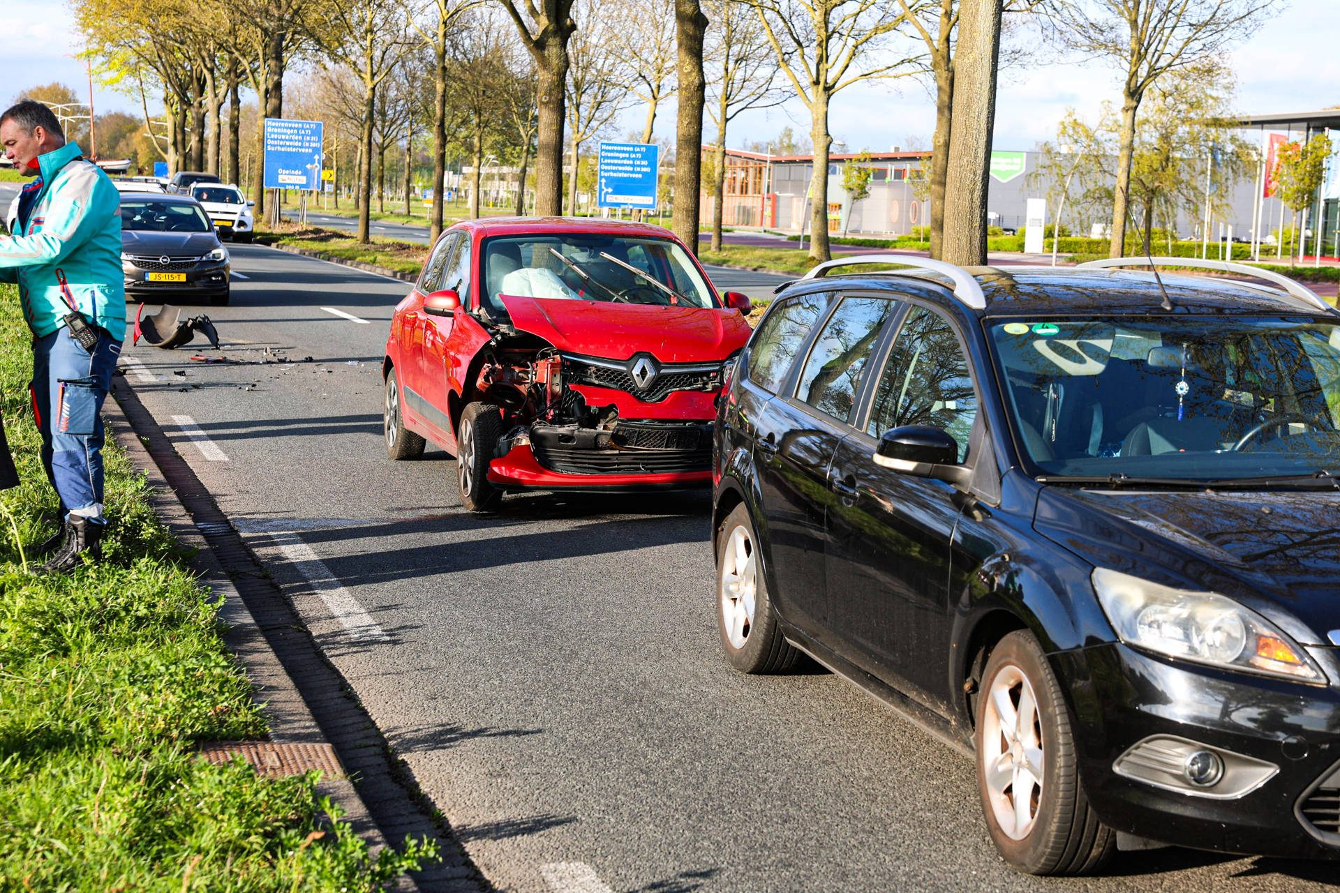 Aanrijding tussen twee voertuigen veroorzaakt schade