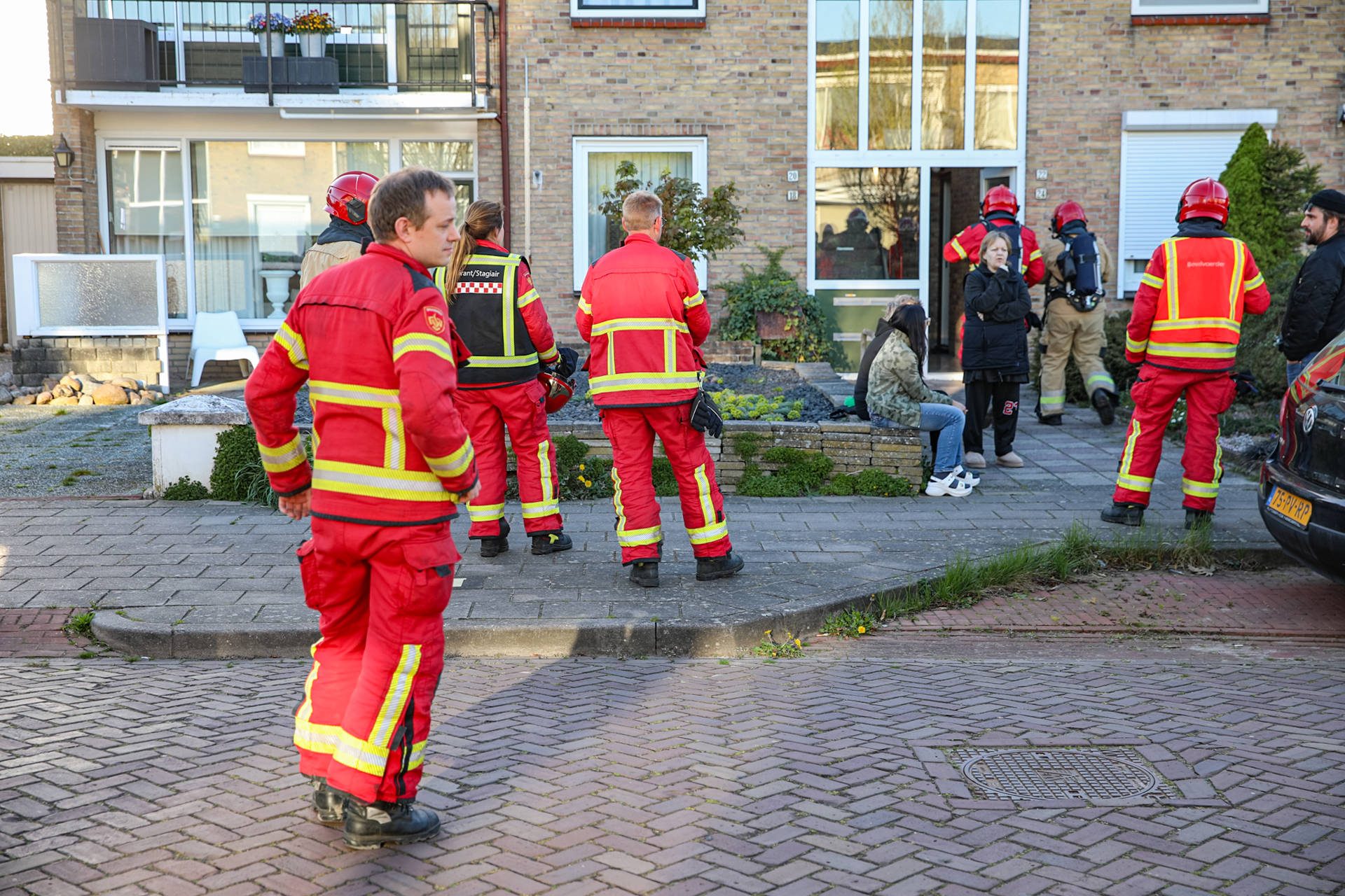 Bewoners op straat na melding van gaslucht in woning