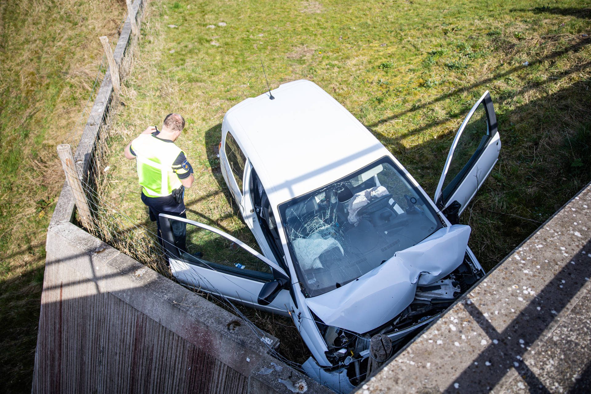 Ravage op A7: Auto ramt viaduct