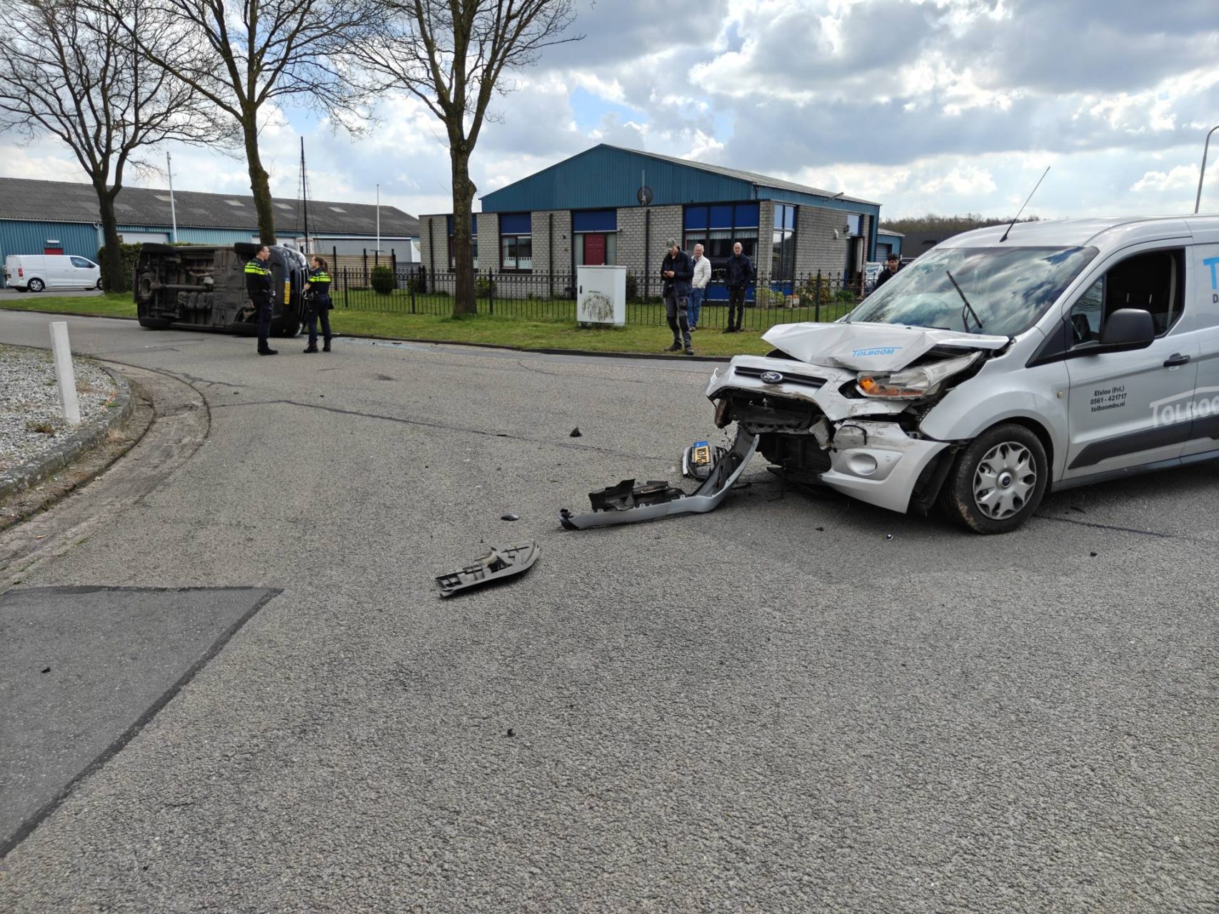 Bestelbus op zijn kant na ongeval