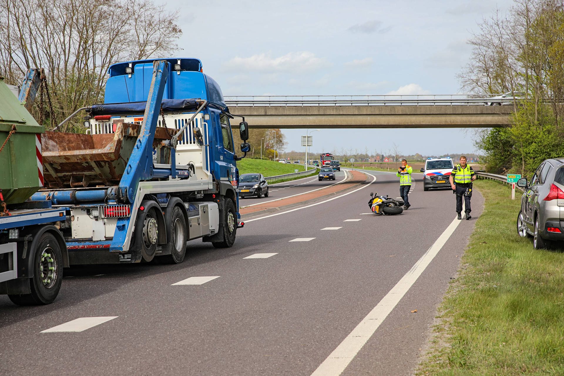 Motorrijder zwaargewond na botsing met vrachtauto