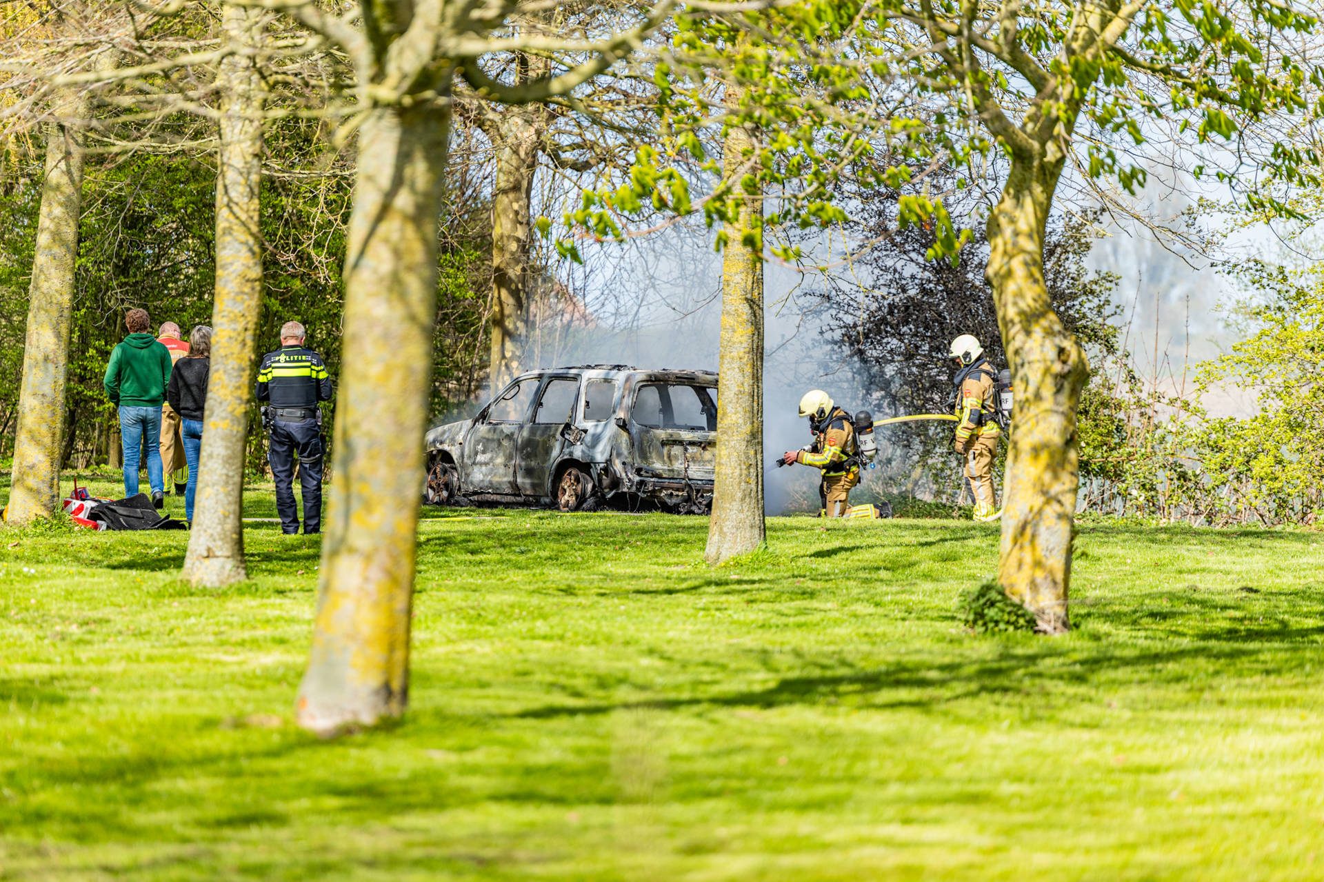 Geparkeerde auto volledig verwoest door brand in tuin