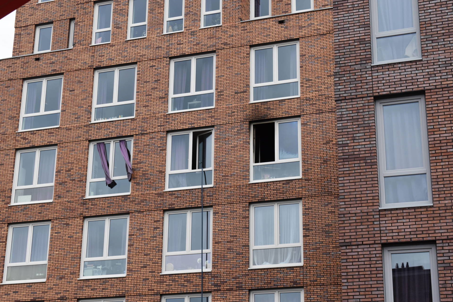 Grote brand in flatgebouw, veel rookontwikkeling