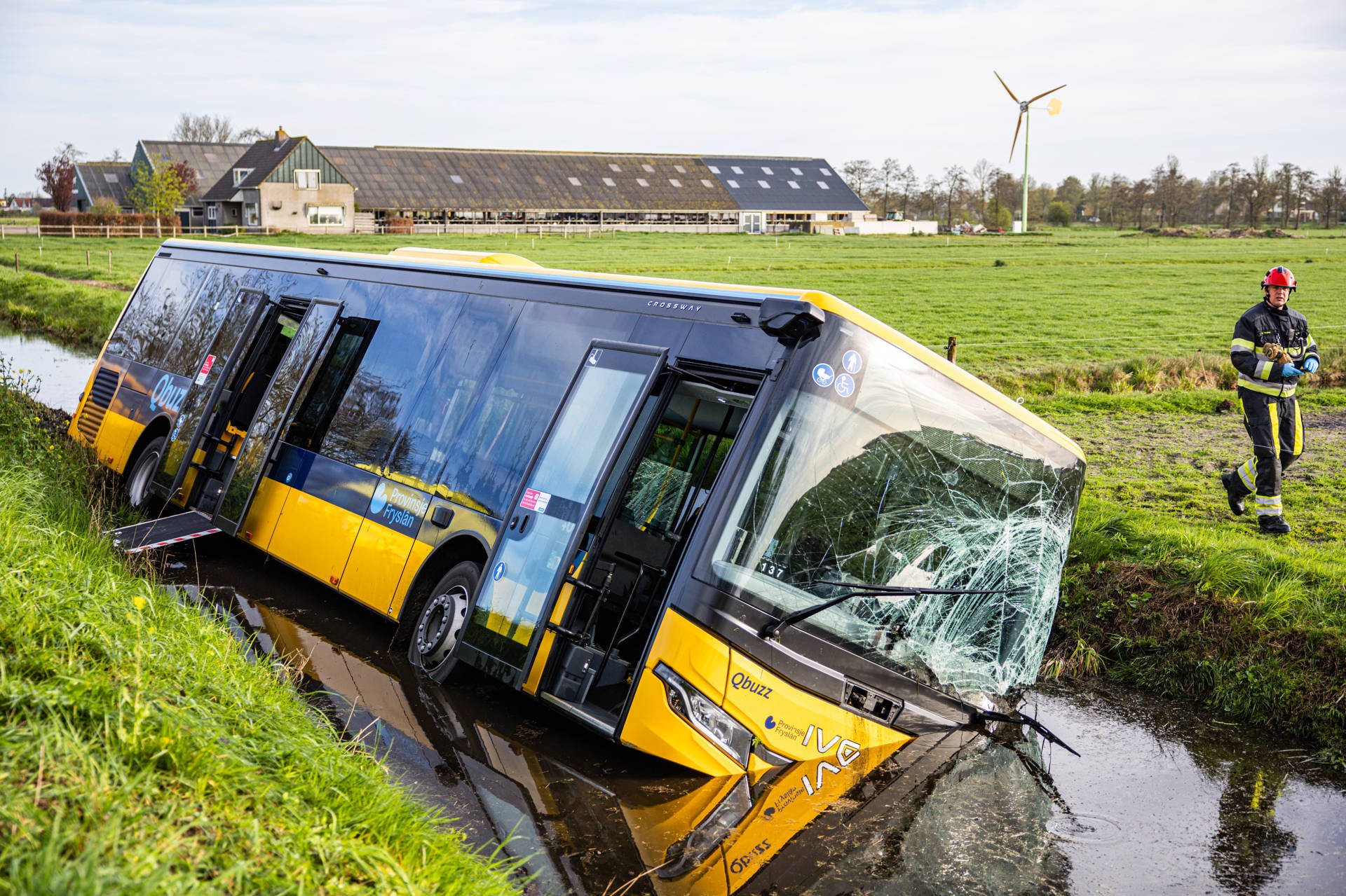 Lijnbus met passagiers belandt in de sloot