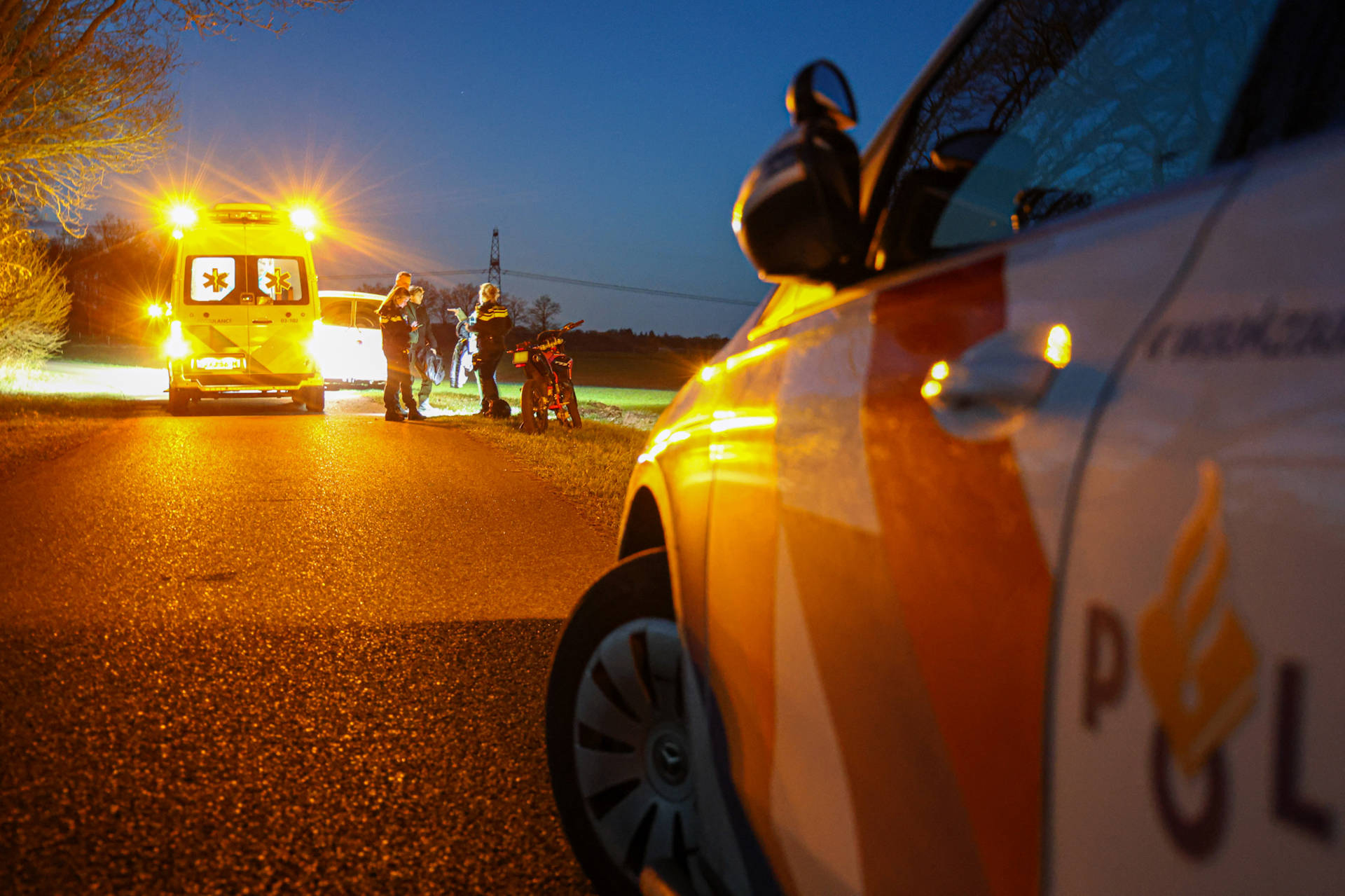 Crossmotor belandt in sloot na eenzijdig ongeval, bestuurder gewond