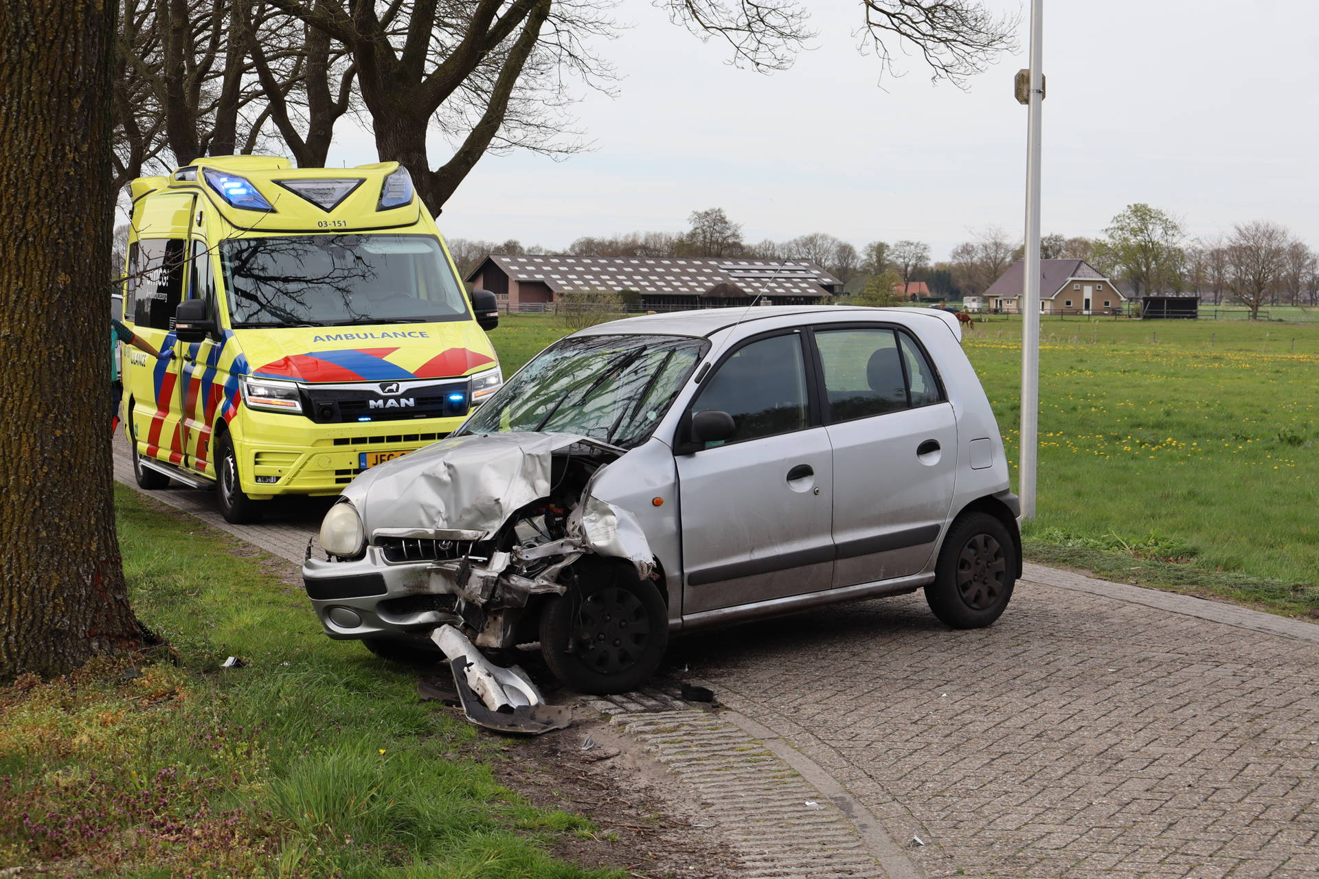 Eén gewonde na botsing tussen twee auto’s, voertuigen zwaar beschadigd