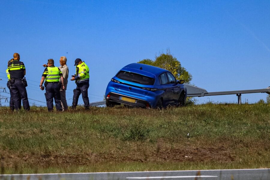 Automobilist botst op vangrail: Hulpdiensten ingeschakeld