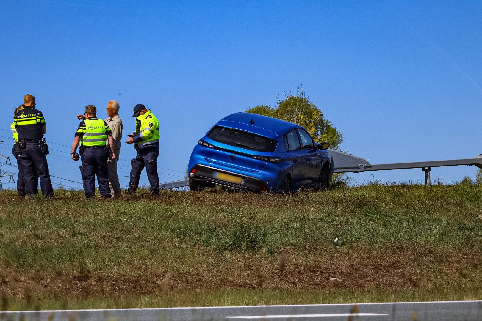 Automobilist botst op vangrail: Hulpdiensten ingeschakeld