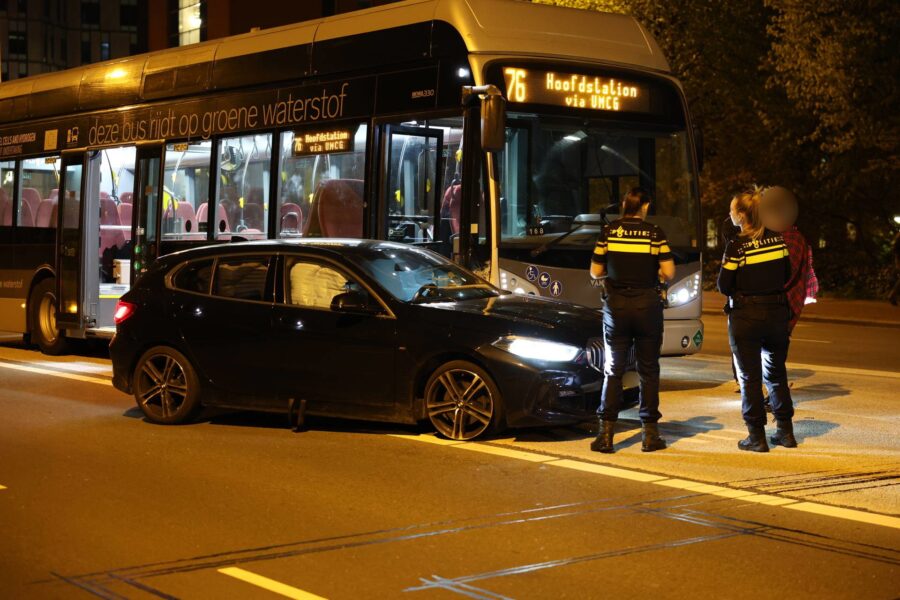 Auto en lijnbus botsen, weg tijdelijk afgesloten